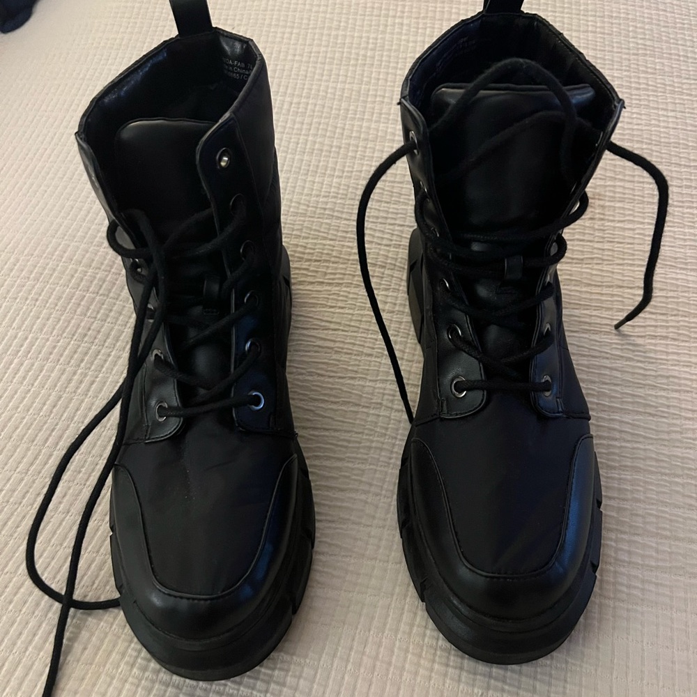 Noa quilted lug sole boots • Size 7